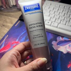 Exfoliating Facial Scrub - White